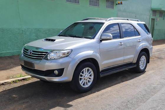 TOYOTA HILUX SW4 3.0 SRV 4X4 7 LUGARES 16V TURBO INTERCOOLER DIESEL 4P AUTOMÁTICO